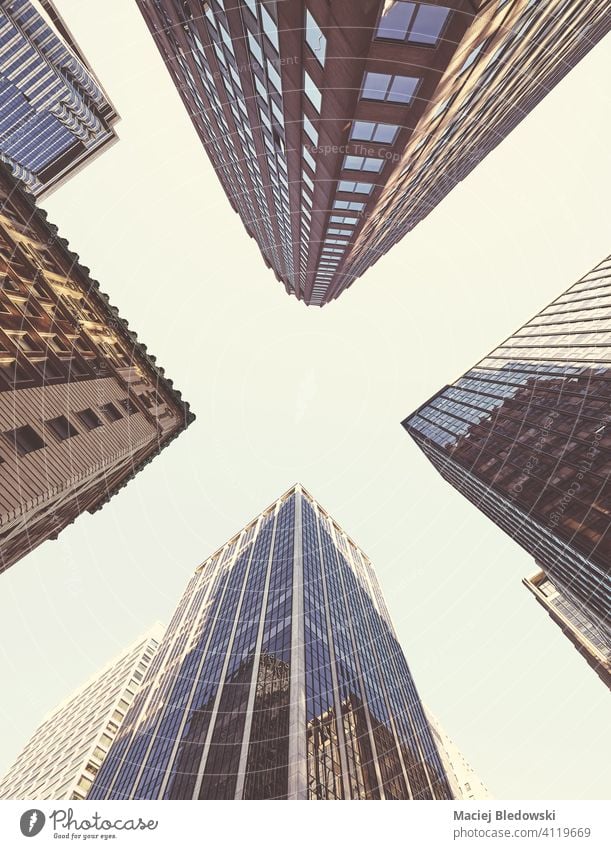 Blick auf Manhattan Wolkenkratzer, Farbe getönten Bild, New York City, USA. Großstadt New York State Büro Business Gebäude nachschlagen Stadtbild Skyline Himmel