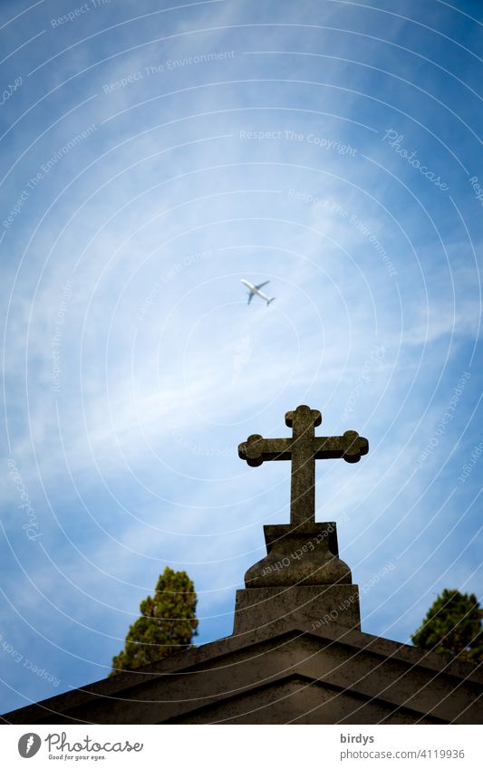 christliches Kreuz auf einem Friedhof , darüber fliegt ein großes Passagierflugzeug, Froschperspektive Tod sterben Christliches Kreuz Religion & Glaube Flugzeug