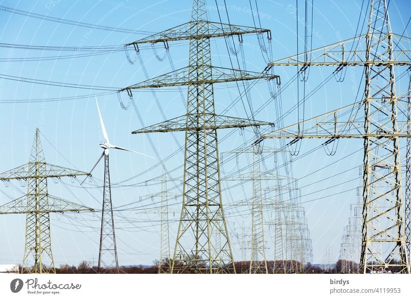 Gigantische Stromtrasse, Hochspannungsleitungen an hohen Strommasten. Am Rand eine Windkraftanlage,Formatfüllend Elektrizität Stromautobahn Stromtransport