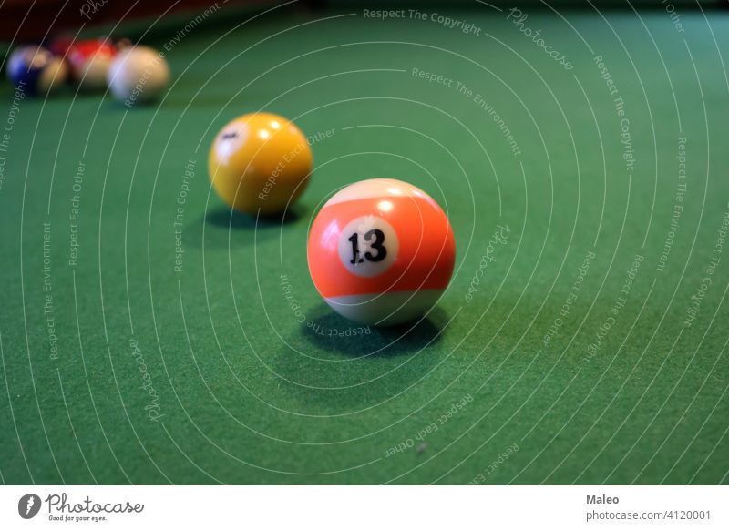 Bunte Billardkugeln auf einem grünen Billardtisch Pool Tisch Ball Sport Snooker Freizeit Kugel Farbe Konkurrenz Spiel Glücksspiel Menschengruppe Nummer
