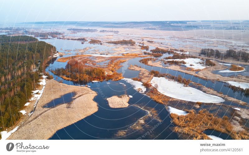 Frühling Schmelzen Fluss Überschwemmung Luftbild-Panorama. Überlaufwasser im Frühling fluten Antenne Sintflut Überschwemmungen Wasserstand alluvion Ansicht