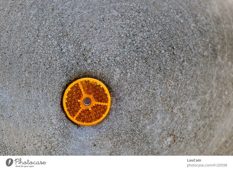 Orangener Reflektor an einem grauen Poller aus Beton Reflexion & Spiegelung orange Signalfarbe Sicherheit Begrenzung begrenzungspfeiler Achtung Achtung!