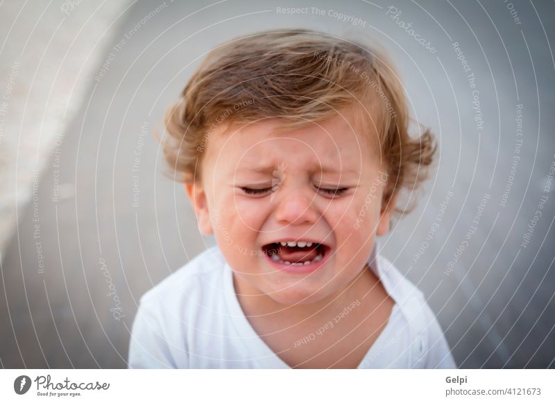 Lustiges Baby ein Jahr weinend niedlich Kind weiß traurig Ausdruck cool Sommer im Freien Kleinkind Junge unglücklich Kaukasier wenig Lifestyle schön Porträt