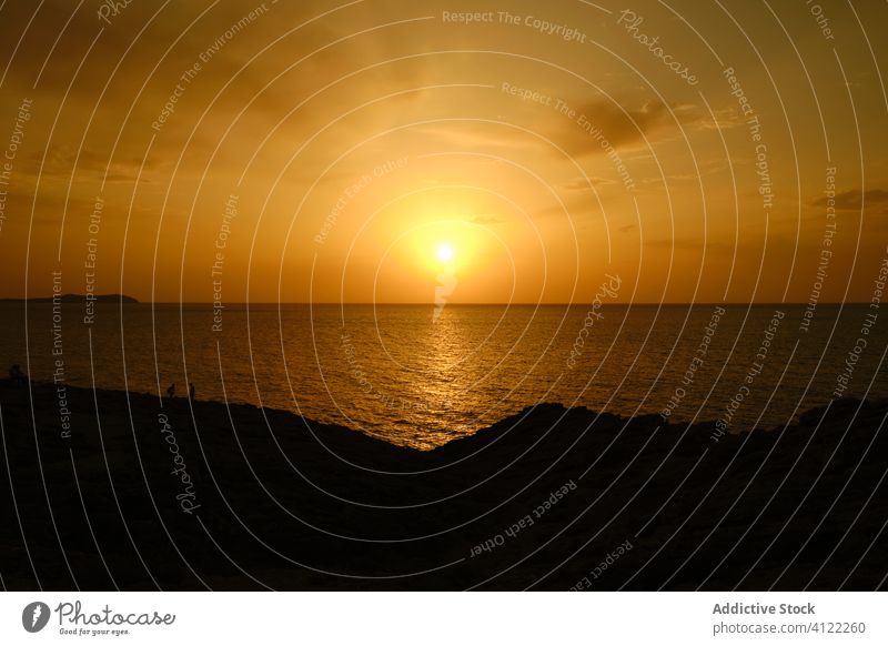 Erstaunlicher goldener Sonnenuntergang über dem dunklen Meer Meereslandschaft malerisch Küste Himmel Ufer Seeküste Horizont Küstenlinie Spanien Ibiza Freiheit