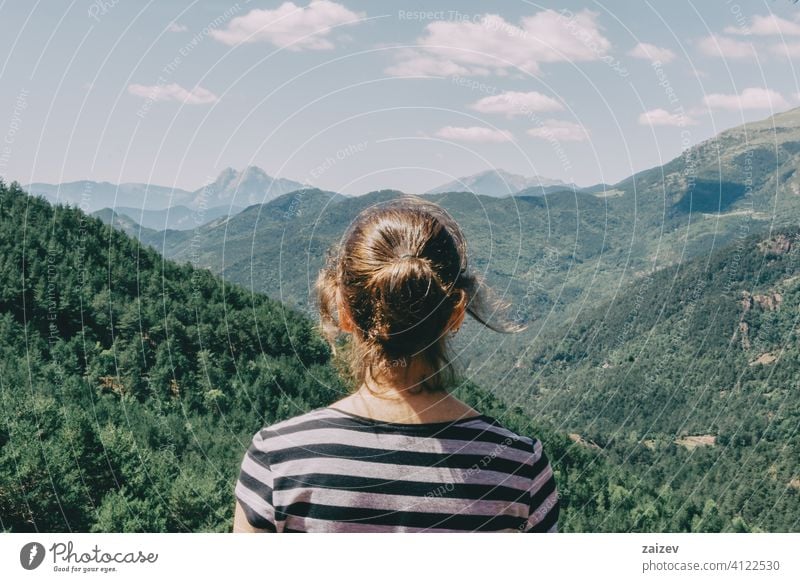 Mädchen zu Fuß entlang einem kleinen Pfad in den Bergen Spaniens. im Freien mittelgroß Textfreiraum Farbe Menschen Frau eine Person 20s 30s Berge u. Gebirge