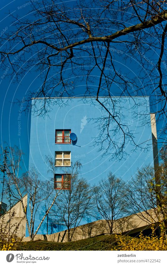 Blaues Haus vor blauem Himmel abend architektur berlin büro city deutschland dämmerung froschperspektive hauptstadt haus himmel hochhaus innenstadt mitte modern