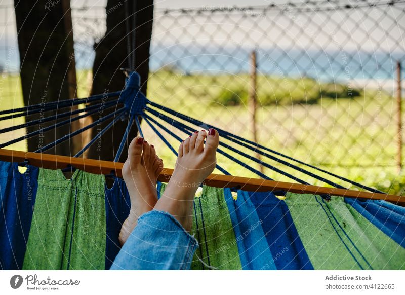 Frau in Hängematte im Innenhof liegend Hof Lügen sich[Akk] entspannen genießen Sommer Wochenende Barfuß sonnig tropisch Urlaub Windstille Landschaft exotisch