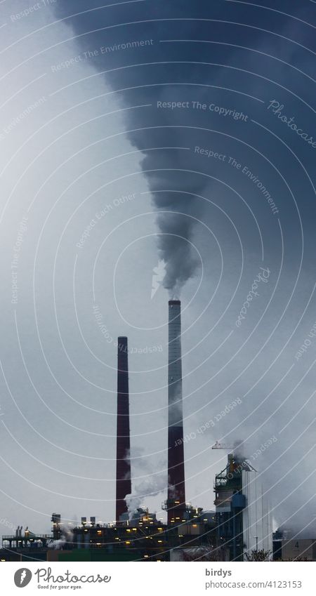 Industrieanlage, Raffinerie mit erheblichem CO2-Ausstoß Abgase industrieschornstein Umweltverschmutzung Luftverschmutzung Emission düster Klimawandel Rauch
