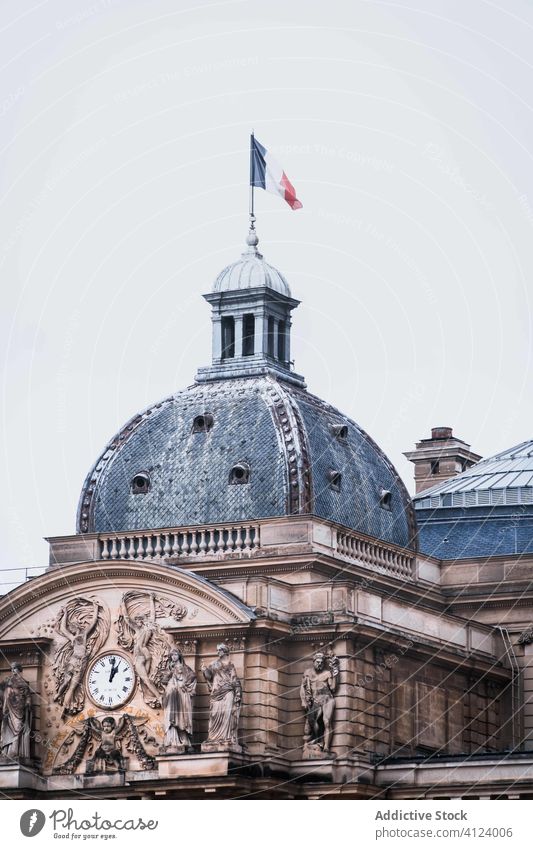 Dach des Palais de Luxembourg mit wehender französischer Flagge auf dem Dach Palast Fahne winken Denkmal Architektur luxemburgisches schloss berühmt Paris