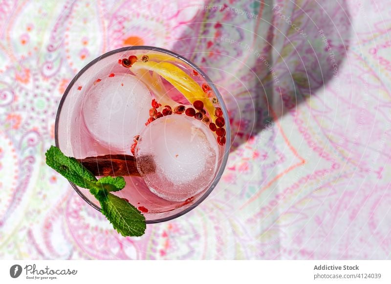 Gin-Tonic-Cocktail mit rosa Tonic-Wasser Gin Tonic Alkohol Eis trinken Zitrone Getränk Glas kalt Pub Bar Tonicwater liquide Frucht alkoholisch Schnaps grün