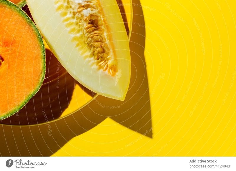 Frisches Melonensortiment mit Minze auf Gelb Frucht Sommer frisch Diät Lebensmittel Gesundheit süß kalt grün Hintergrund reif Sortiment Vitamin Ernährung gelb