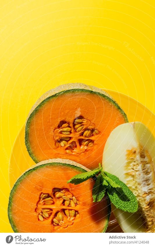 Frisches Melonensortiment mit Minze auf Gelb Frucht Sommer frisch Diät Lebensmittel Gesundheit süß kalt grün Hintergrund reif Sortiment Vitamin Ernährung gelb
