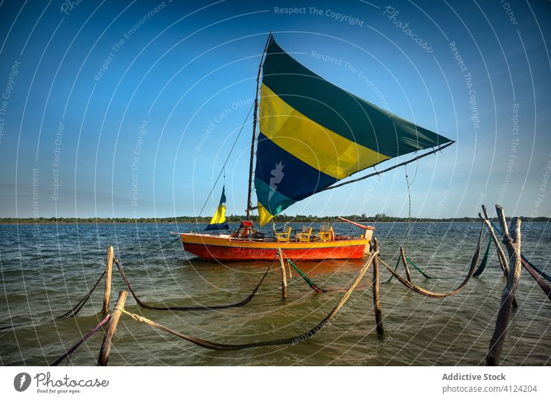Nahaufnahme eines isolierten Bootes auf dem Meer brasilien Brasilien Lagune im Freien Schönheit in der Natur blau Blauer Himmel Klarer Himmel Klimawandel
