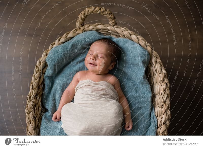 Kleinkind schläft auf Decke im Korb Baby schlafen heimwärts Weide friedlich neugeboren Lügen weich Stock unschuldig Säugling Kind träumen bezaubernd
