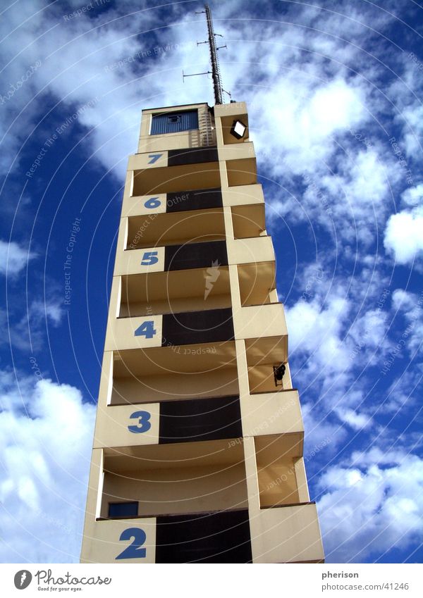 Wolkenturm Haus Antenne Ziffern & Zahlen Etage Architektur Turm blau Himmel hoch Feuerwehr