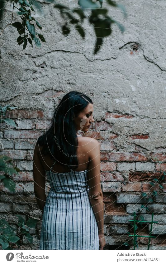 Junge Frau steht in einem Garten alt Straßenbelag Stil Kleid ruhen Weg Pflanze sich[Akk] entspannen Gelassenheit ruhig friedlich Harmonie Windstille Sommer