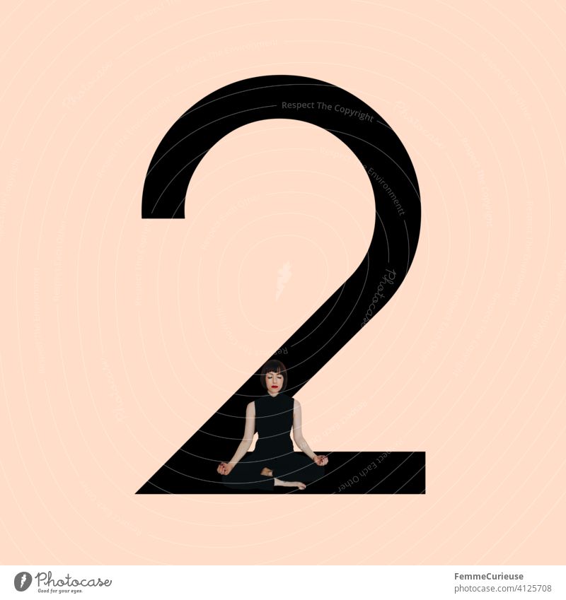 Grafik zeigt schwarzfarbige Zahl 2 vor hautfarbenem Hintergrund und integrierter fotografischer Ganzkörperaufnahme einer posierenden brünetten Frau mit Bob Frisur in schwarzem Einteiler