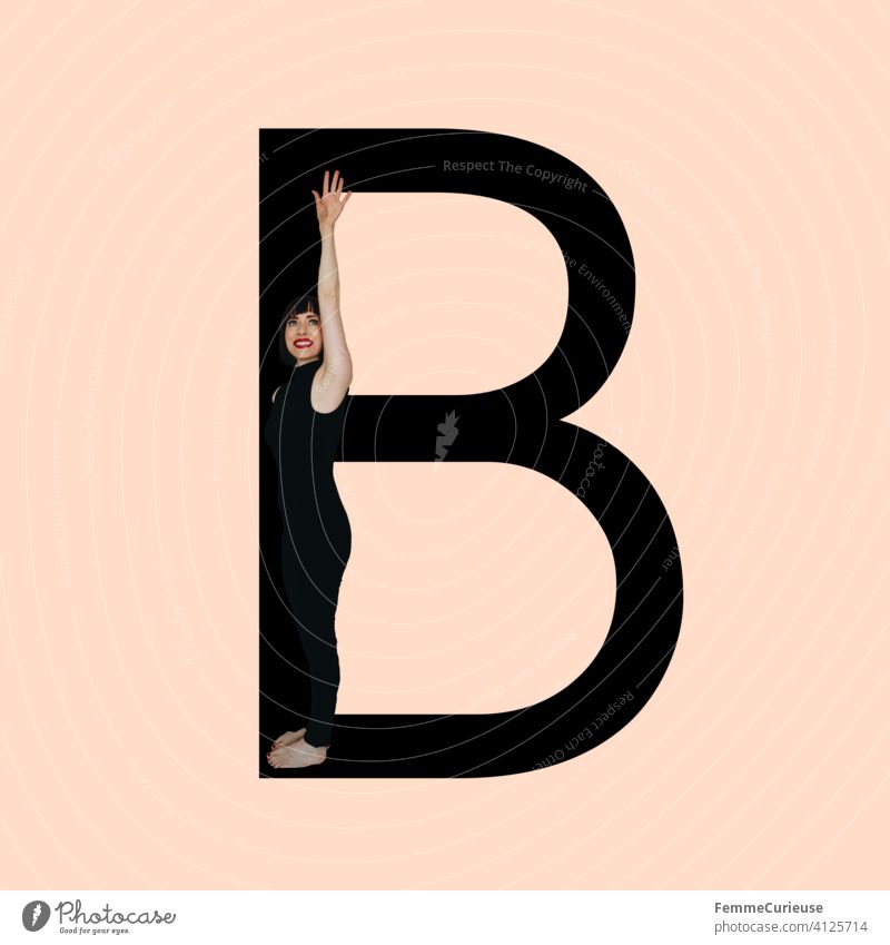 Grafik zeigt schwarzfarbigen Buchstaben B des lateinischen Alphabets vor hautfarbenem Hintergrund und integrierter fotografischer Ganzkörperaufnahme einer posierenden brünetten Frau mit Bob Frisur in schwarzem Einteiler