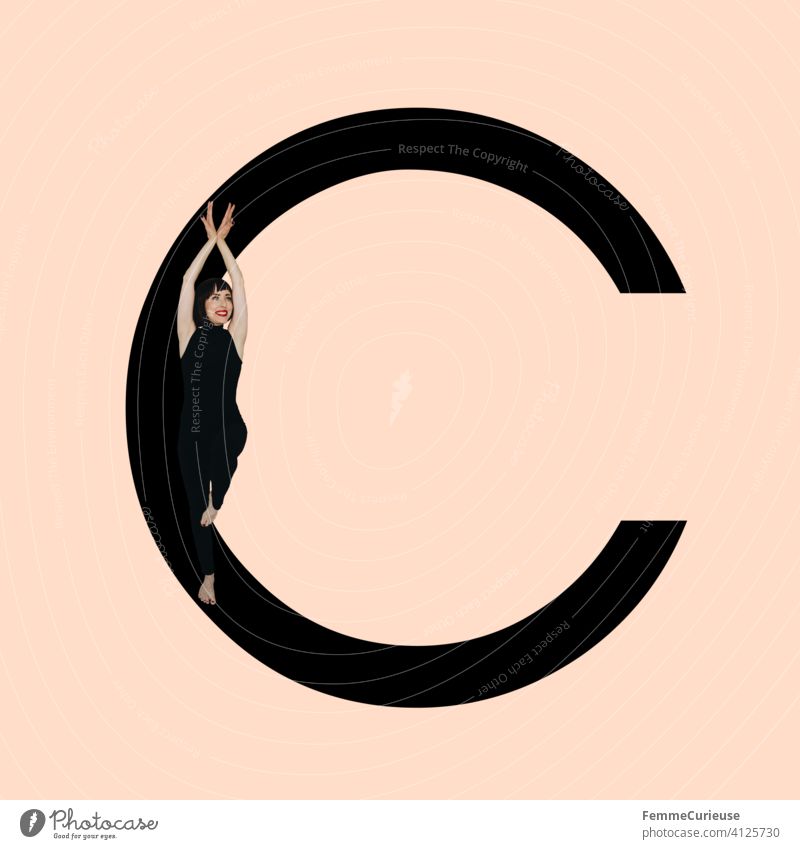 Grafik zeigt schwarzfarbigen Buchstaben C des lateinischen Alphabets vor hautfarbenem Hintergrund und integrierter fotografischer Ganzkörperaufnahme einer posierenden brünetten Frau mit Bob Frisur in schwarzem Einteiler