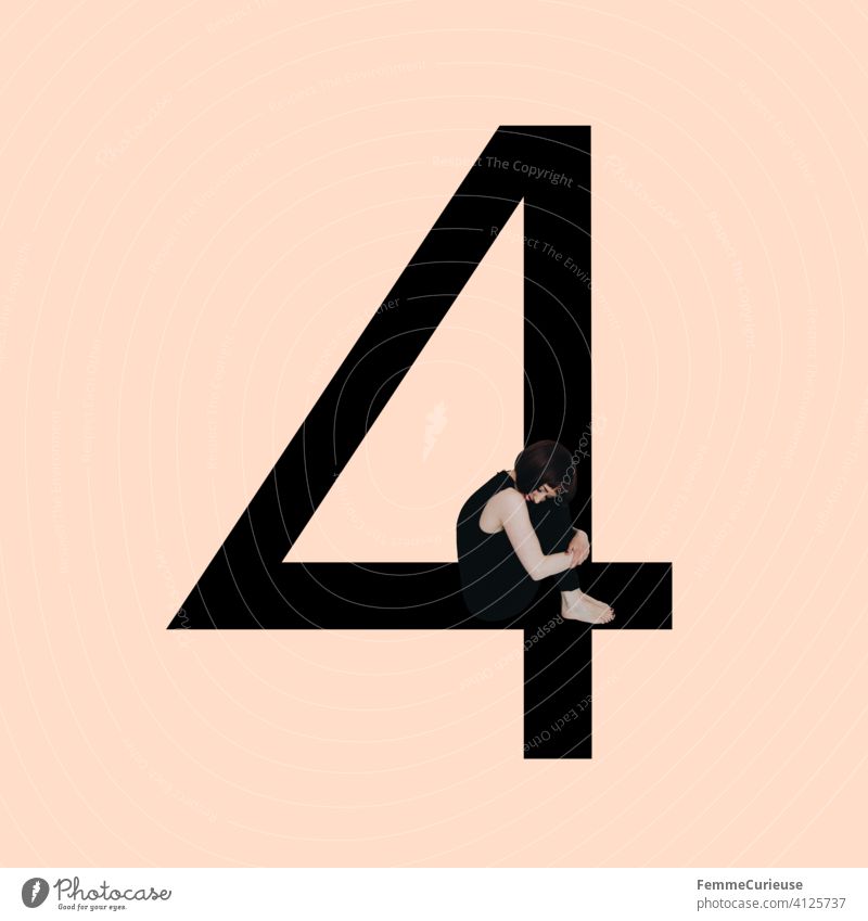Grafik zeigt schwarzfarbige Zahl 4 vor hautfarbenem Hintergrund und integrierter fotografischer Ganzkörperaufnahme einer posierenden brünetten Frau mit Bob Frisur in schwarzem Einteiler