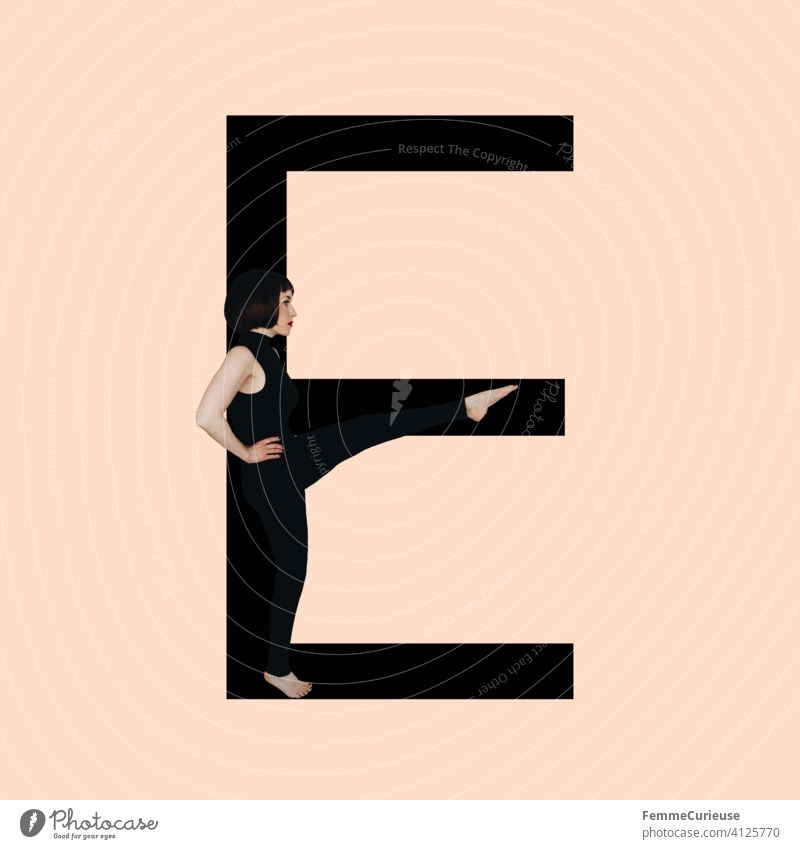 Grafik zeigt schwarzfarbigen Buchstaben E des lateinischen Alphabets vor hautfarbenem Hintergrund und integrierter fotografischer Ganzkörperaufnahme einer posierenden brünetten Frau mit Bob Frisur in schwarzem Einteiler
