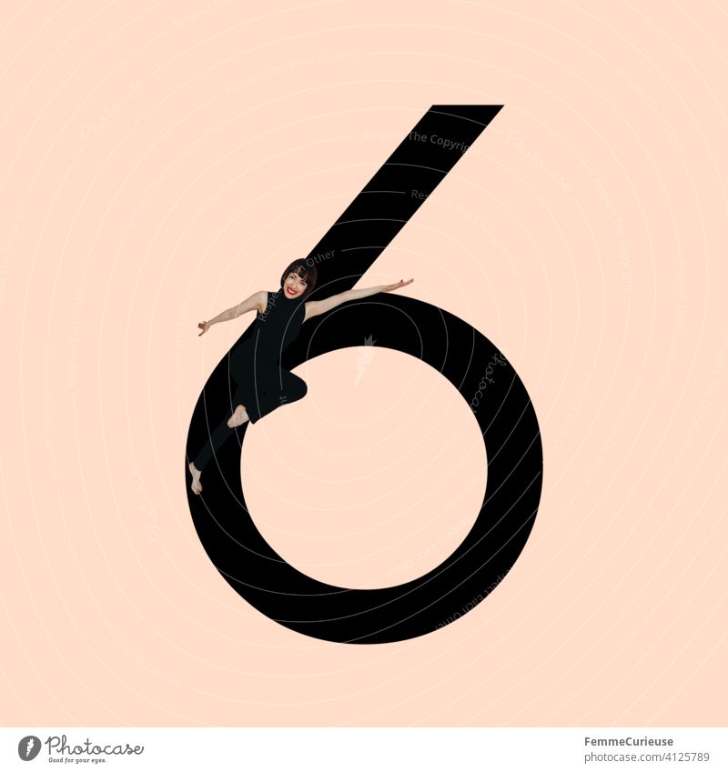 Grafik zeigt schwarzfarbige Zahl 6 vor hautfarbenem Hintergrund und integrierter fotografischer Ganzkörperaufnahme einer posierenden brünetten Frau mit Bob Frisur in schwarzem Einteiler