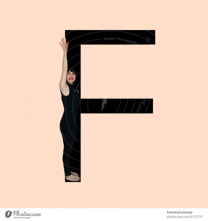 Grafik zeigt schwarzfarbigen Buchstaben F des lateinischen Alphabets vor hautfarbenem Hintergrund und integrierter fotografischer Ganzkörperaufnahme einer posierenden brünetten Frau mit Bob Frisur in schwarzem Einteiler