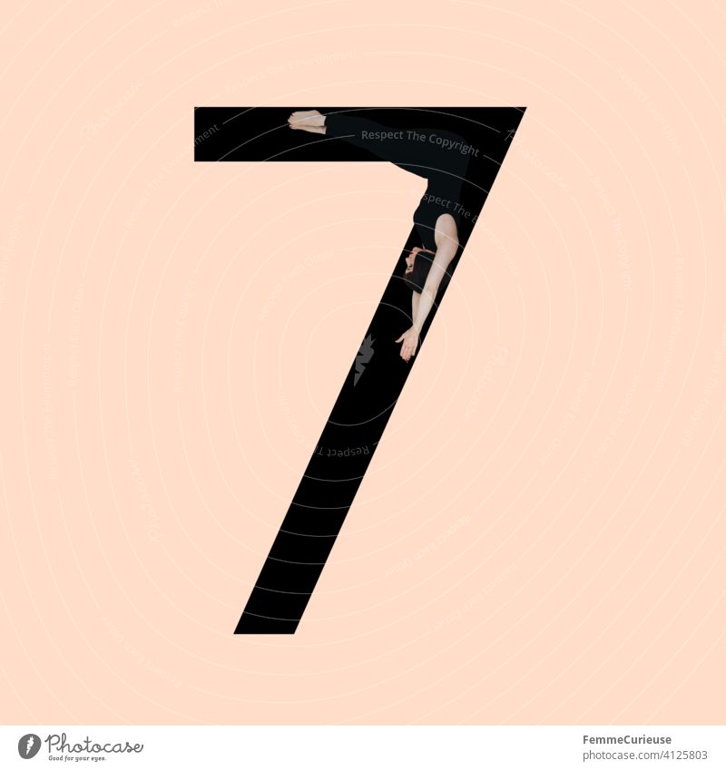 Grafik zeigt schwarzfarbige Zahl 7 vor hautfarbenem Hintergrund und integrierter fotografischer Ganzkörperaufnahme einer posierenden brünetten Frau mit Bob Frisur in schwarzem Einteiler