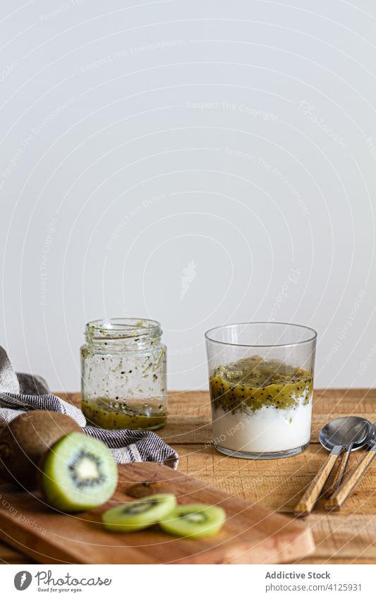Leckerer gesunder Joghurt mit Kiwi Gesundheit Smoothie frisch trinken Lebensmittel selbstgemacht vorbereiten Glas Tisch lecker Getränk Püree Frucht Diät