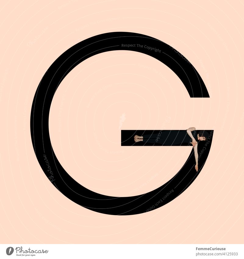 Grafik zeigt schwarzfarbigen Buchstaben G des lateinischen Alphabets vor hautfarbenem Hintergrund und integrierter fotografischer Ganzkörperaufnahme einer posierenden brünetten Frau mit Bob Frisur in schwarzem Einteiler