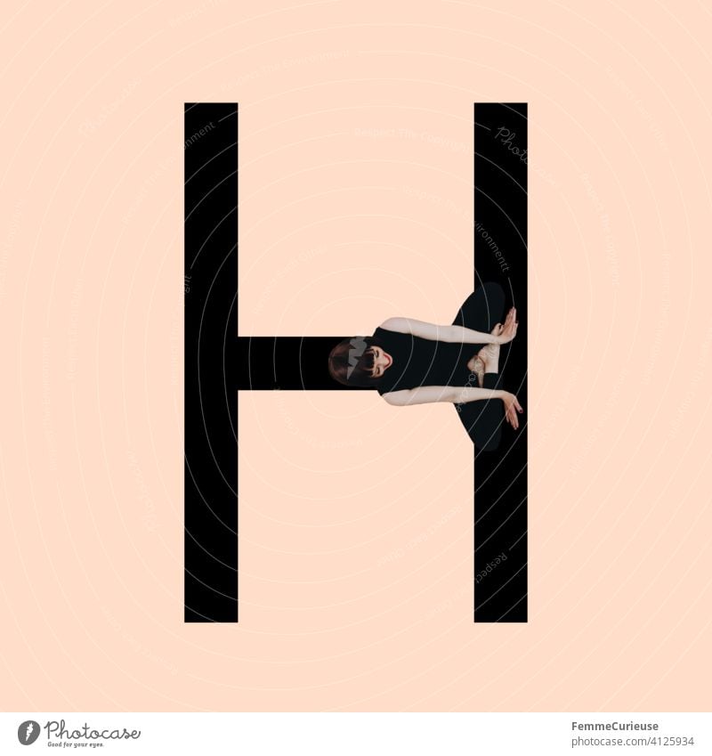 Grafik zeigt schwarzfarbigen Buchstaben H des lateinischen Alphabets vor hautfarbenem Hintergrund und integrierter fotografischer Ganzkörperaufnahme einer posierenden brünetten Frau mit Bob Frisur in schwarzem Einteiler