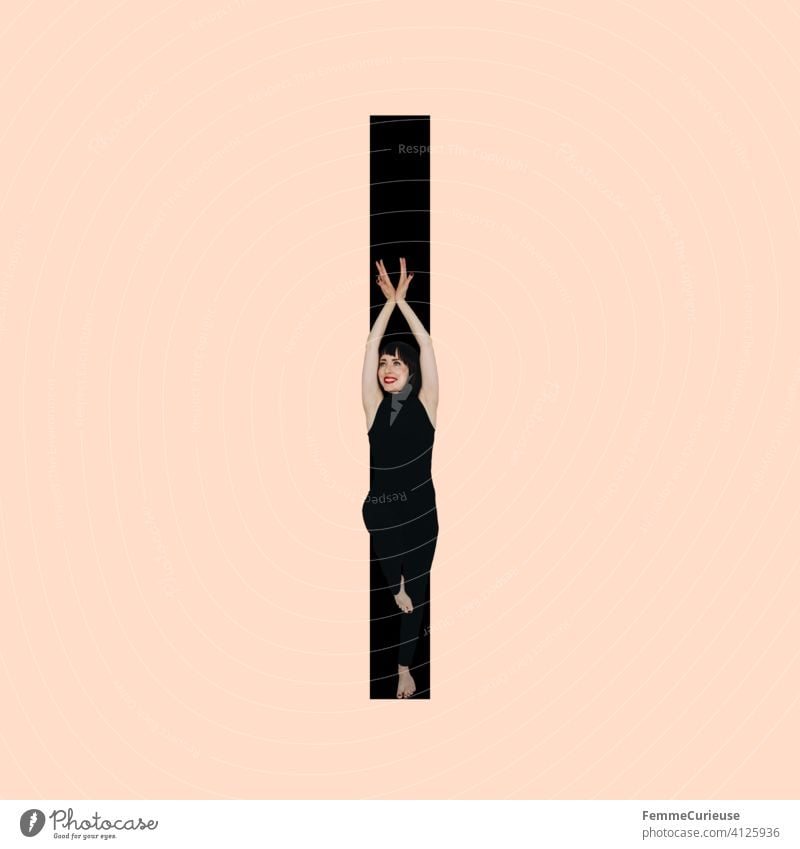 Grafik zeigt schwarzfarbigen Buchstaben I des lateinischen Alphabets vor hautfarbenem Hintergrund und integrierter fotografischer Ganzkörperaufnahme einer posierenden brünetten Frau mit Bob Frisur in schwarzem Einteiler