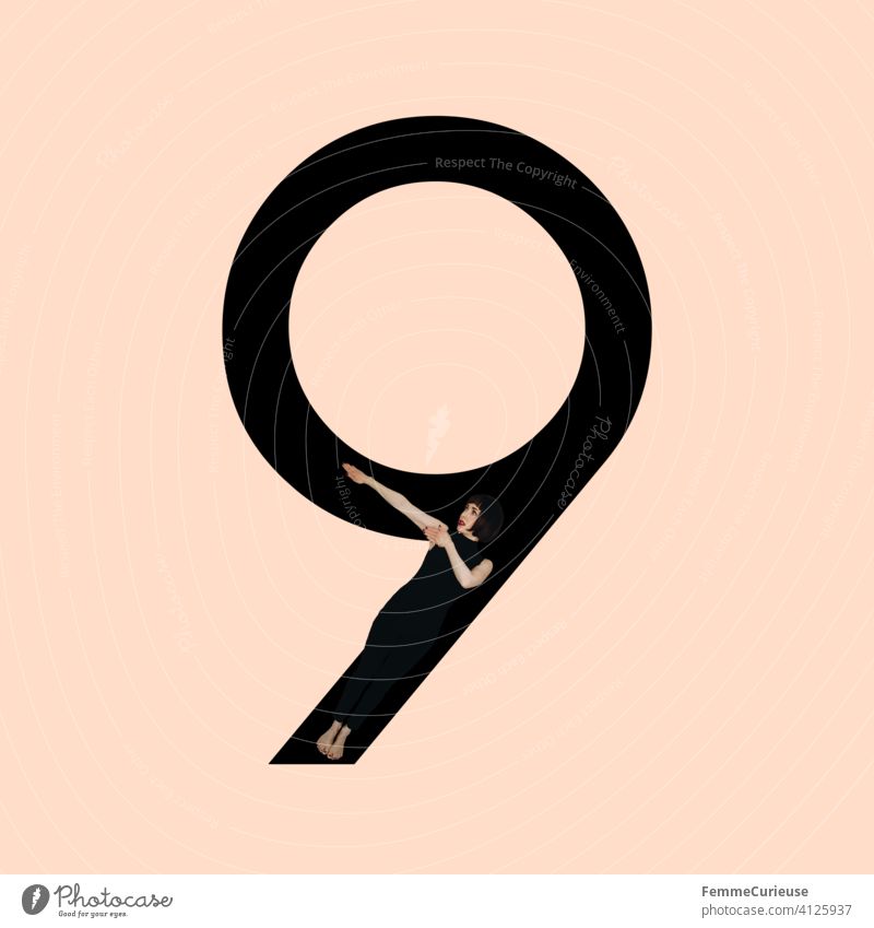 Grafik zeigt schwarzfarbige Zahl 9 vor hautfarbenem Hintergrund und integrierter fotografischer Ganzkörperaufnahme einer posierenden brünetten Frau mit Bob Frisur in schwarzem Einteiler