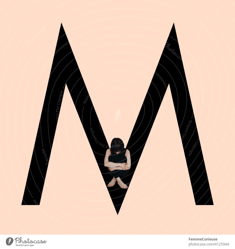 Grafik zeigt schwarzfarbigen Buchstaben M des lateinischen Alphabets vor hautfarbenem Hintergrund und integrierter fotografischer Ganzkörperaufnahme einer posierenden brünetten Frau mit Bob Frisur in schwarzem Einteiler