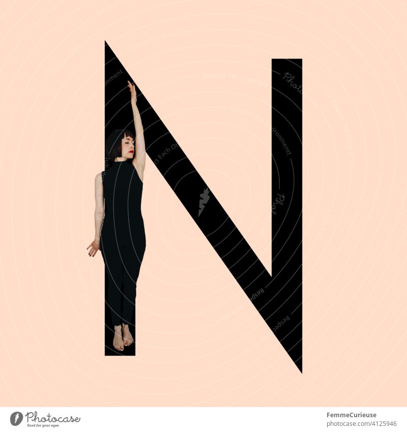 Grafik zeigt schwarzfarbigen Buchstaben N des lateinischen Alphabets vor hautfarbenem Hintergrund und integrierter fotografischer Ganzkörperaufnahme einer posierenden brünetten Frau mit Bob Frisur in schwarzem Einteiler