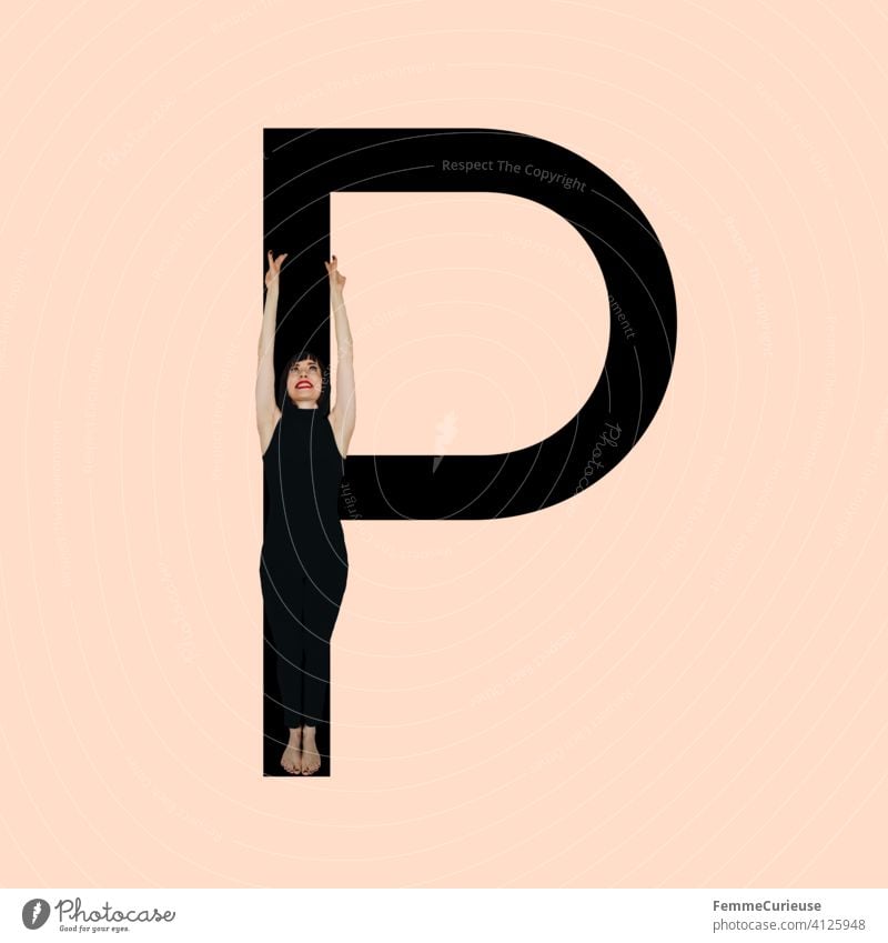 Grafik zeigt schwarzfarbigen Buchstaben P des lateinischen Alphabets vor hautfarbenem Hintergrund und integrierter fotografischer Ganzkörperaufnahme einer posierenden brünetten Frau mit Bob Frisur in schwarzem Einteiler