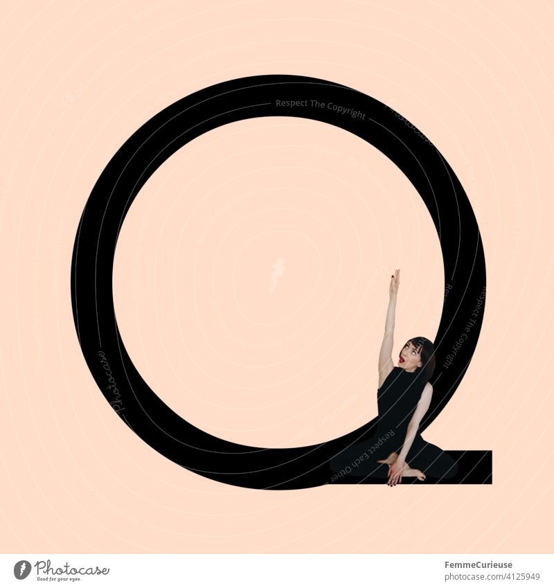 Grafik zeigt schwarzfarbigen Buchstaben Q des lateinischen Alphabets vor hautfarbenem Hintergrund und integrierter fotografischer Ganzkörperaufnahme einer posierenden brünetten Frau mit Bob Frisur in schwarzem Einteiler