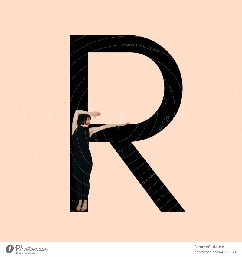 Grafik zeigt schwarzfarbigen Buchstaben R des lateinischen Alphabets vor hautfarbenem Hintergrund und integrierter fotografischer Ganzkörperaufnahme einer posierenden brünetten Frau mit Bob Frisur in schwarzem Einteiler