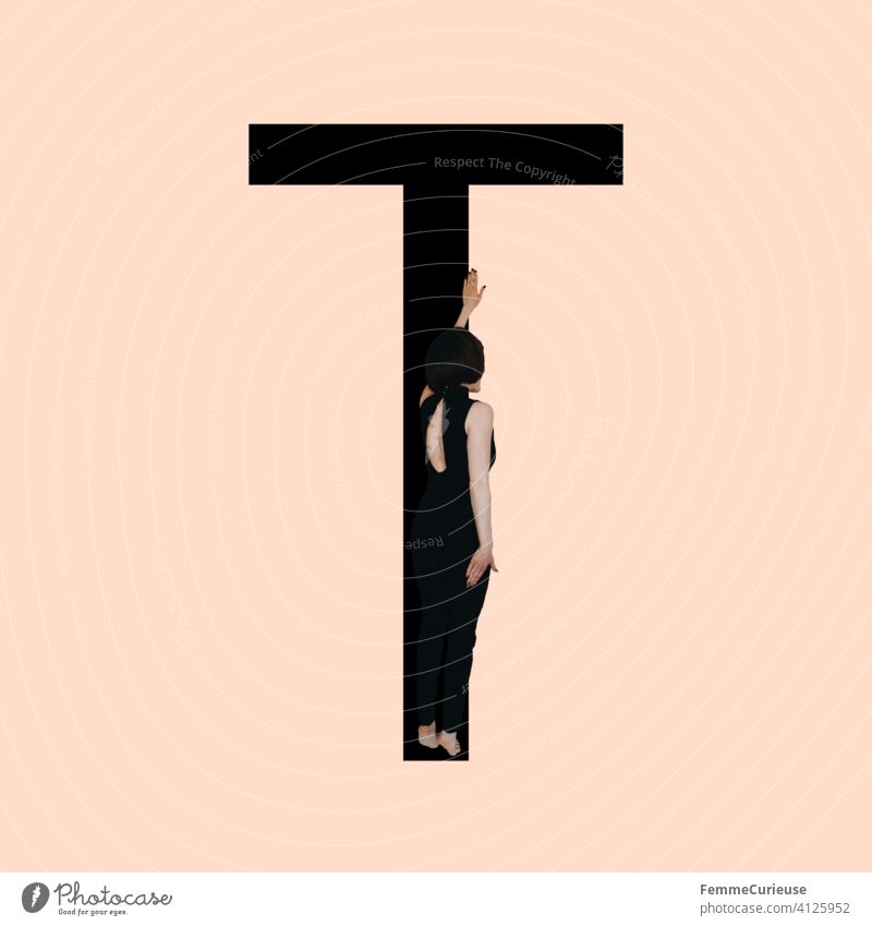 Grafik zeigt schwarzfarbigen Buchstaben T des lateinischen Alphabets vor hautfarbenem Hintergrund und integrierter fotografischer Ganzkörperaufnahme einer posierenden brünetten Frau mit Bob Frisur in schwarzem Einteiler