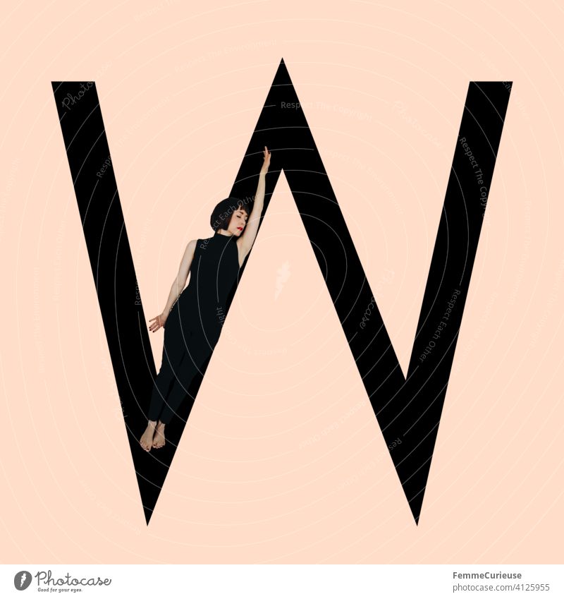 Grafik zeigt schwarzfarbigen Buchstaben W des lateinischen Alphabets vor hautfarbenem Hintergrund und integrierter fotografischer Ganzkörperaufnahme einer posierenden brünetten Frau mit Bob Frisur in schwarzem Einteiler