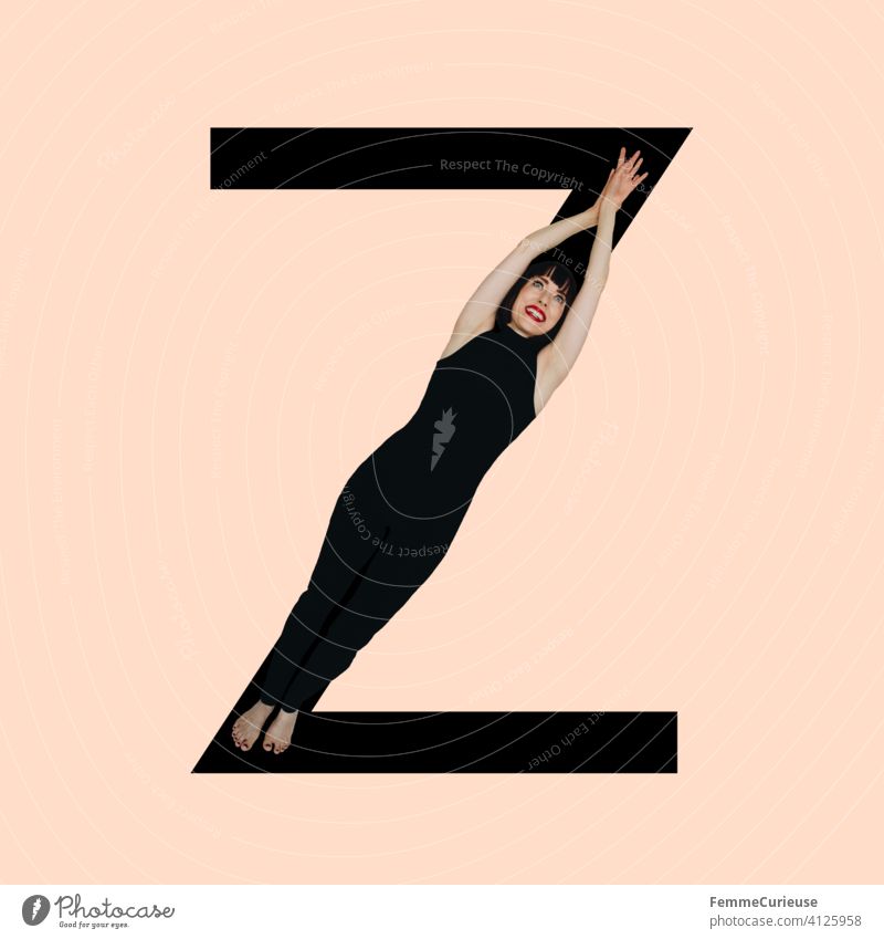Grafik zeigt schwarzfarbigen Buchstaben Z des lateinischen Alphabets vor hautfarbenem Hintergrund und integrierter fotografischer Ganzkörperaufnahme einer posierenden brünetten Frau mit Bob Frisur in schwarzem Einteiler