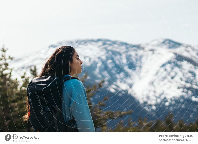 Seitenansicht einer Schönheit weiblichen Wanderer in einem verschneiten Berge Natur wandern Abenteuer reisen Landschaft Berge u. Gebirge Menschen Frau Lifestyle