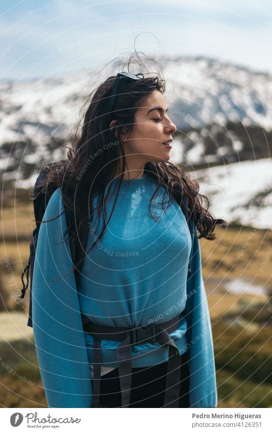 junge Frau Porträt in den Bergen Natur reisen Berge u. Gebirge Sommer Glück Lifestyle schön Person Mädchen im Freien Kaukasier Urlaub Landschaft Menschen