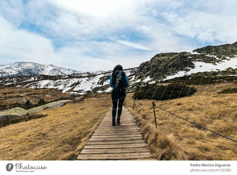 Frau Wanderer zu Fuß auf dem Weg zu den verschneiten Bergen. Winterlandschaft Berge u. Gebirge wandern Natur reisen Tourismus Abenteuer Landschaft Tourist