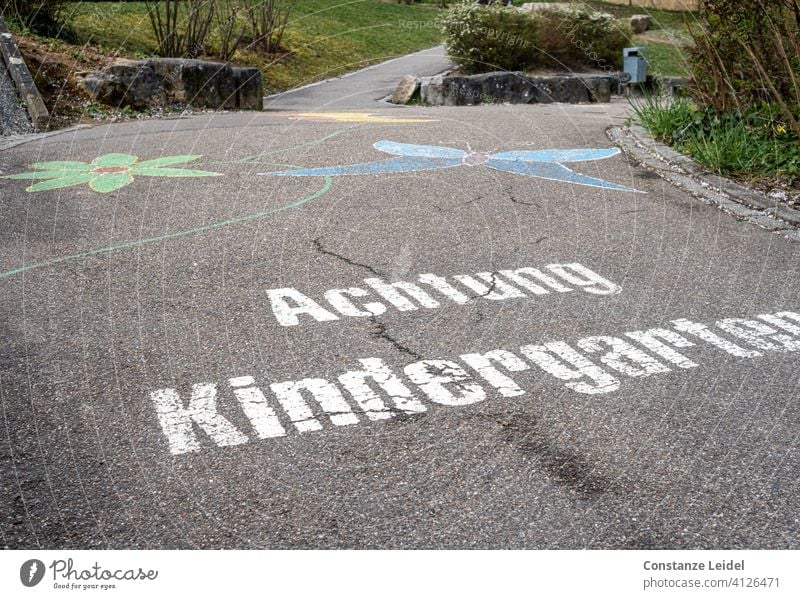Straßenbemalung Achtung Kindergarten Straßenverkehr Kreidezeichnung Straßenkunst Vorsicht gefährlich Farbfoto Außenaufnahme Schilder & Markierungen Warnhinweis