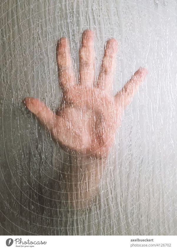 Hand hinter Glasscheibe (Duschwand) Fenster Horror mysteriös Thriller Duschabtrennung duschwand Handabdruck Verbrechen Mysterium Finger Handfläche Gewalt Sex