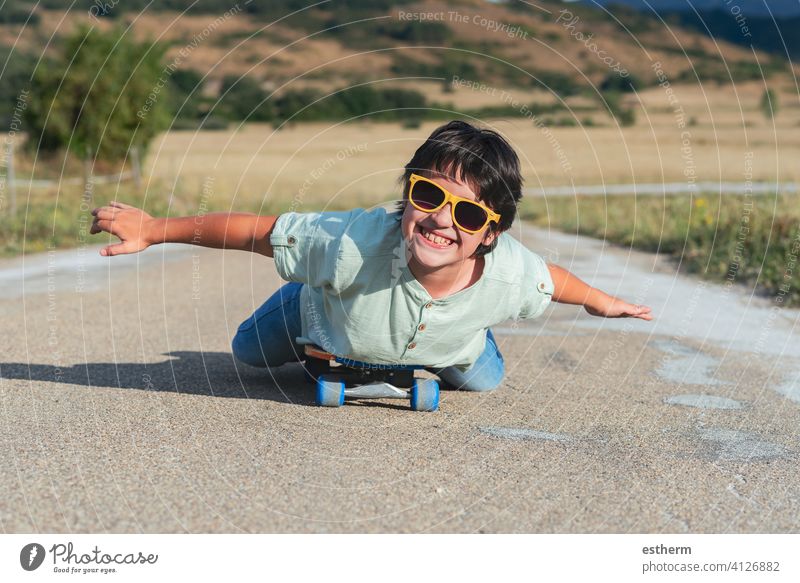 glückliches Kind mit Skateboard und Sonnenbrille unterwegs Schlittschuh Sport reisen Kindheit Glück Skater Fröhlichkeit Schlittschuhlaufen Aktivität Lifestyle