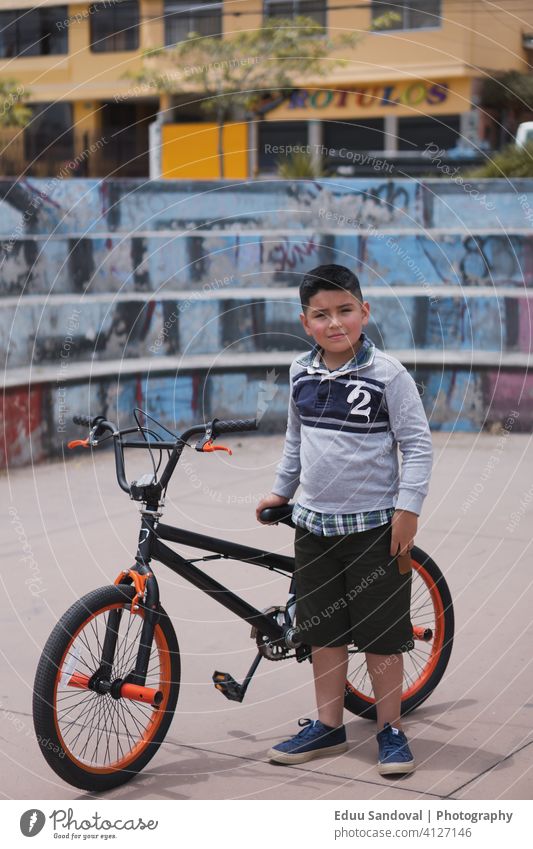 Junge zu Fuß mit seinem Fahrrad. Sicherheit Mitfahrgelegenheit Kinder Kindheit Übung Aktivität Spaß Lifestyle Sport Erholung Gesundheit Freizeit Menschen Glück