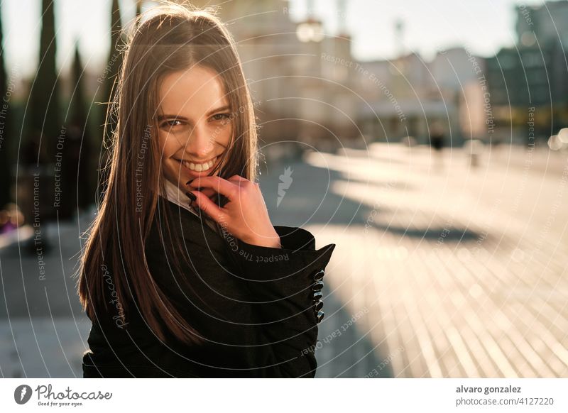 Porträt einer jungen Frau, die im Freien lächelt. stylisch urban Straße Lifestyle Stil Großstadt brünett Sombrero Tag Menschen Eleganz Blick Bekleidung elegant