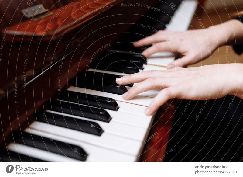 Nahaufnahme der Hände einer jungen Frau beim Klavierspielen Musik Taste Instrument Spieler Keyboard Musical schließen Mädchen nach oben Kaukasier Stil weiß